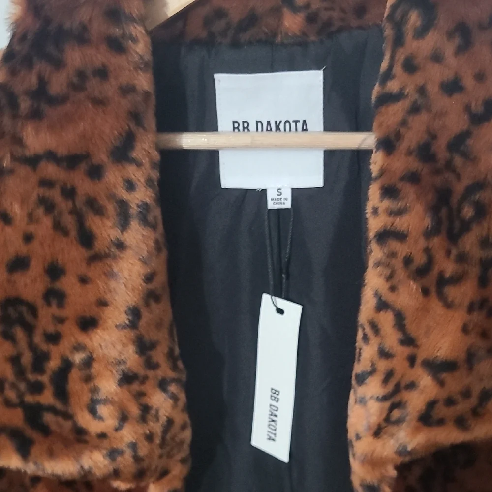 BB Dakota NWT Leopard Faux Fur Jacket Women’s Small Cropped Statement Coat - Picture 5 of 9